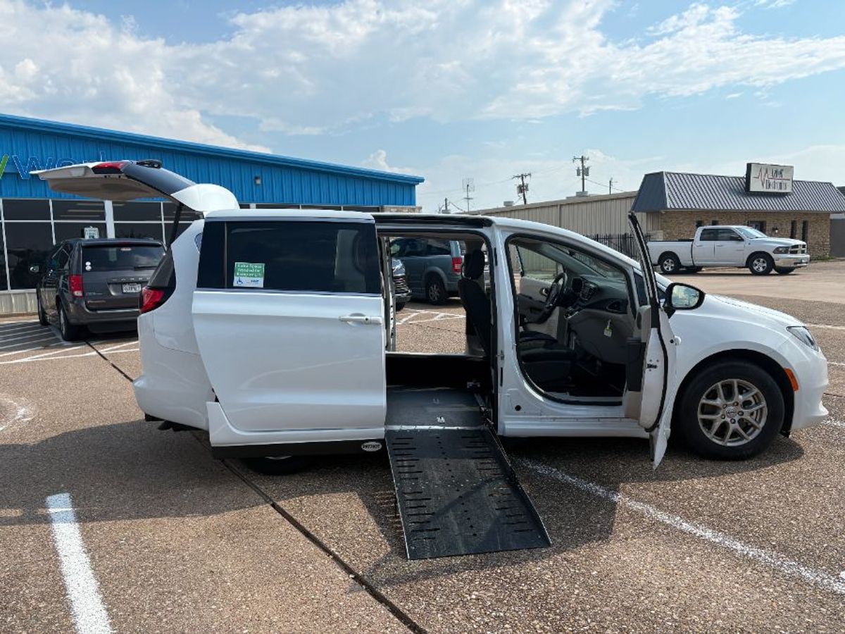 2024 CHRYSLER VOYAGER - Image 14