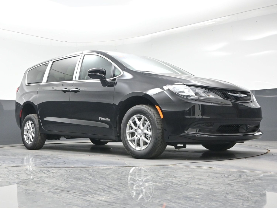 Black Chrysler Voyager image number 17
