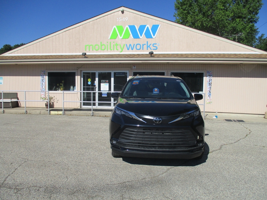 2026 Toyota Sienna XLE 7-Passenger Hybrid FWD's photo