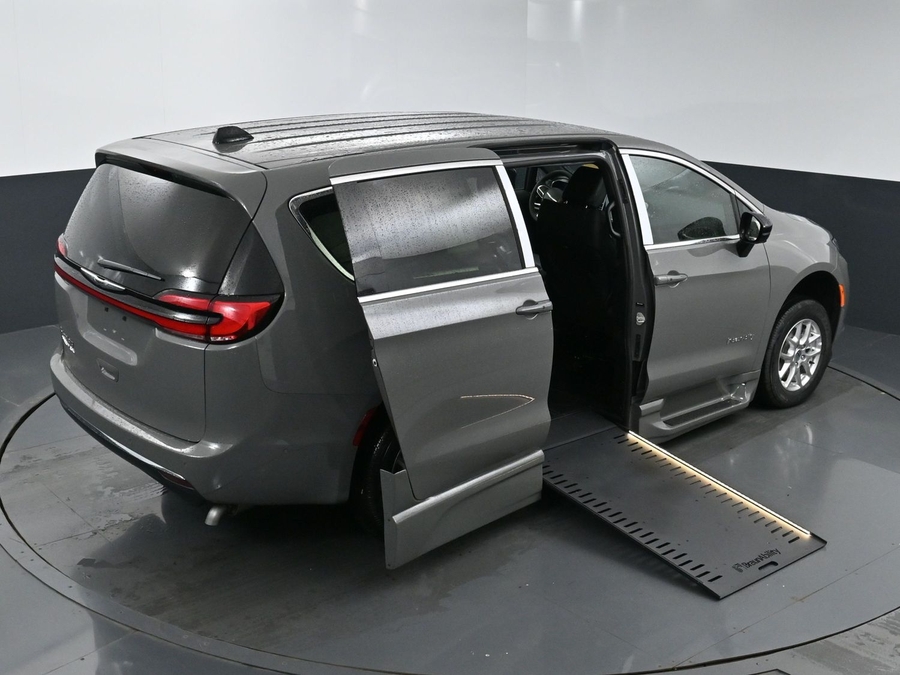 New 2025 Chrysler Pacifica Select Safety - BraunAbility Side Entry Entry In Floor Automatic Ramp