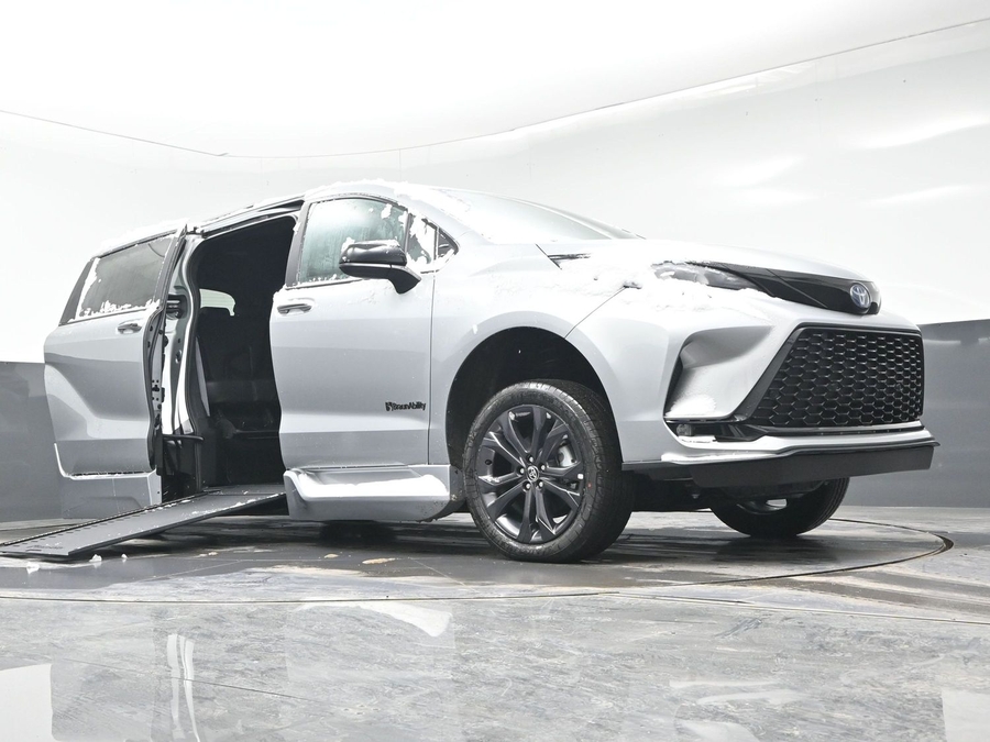 New 2025 Toyota Sienna Hybrid XSE Sport - BraunAbility Side Entry Entry In Floor Automatic Ramp
