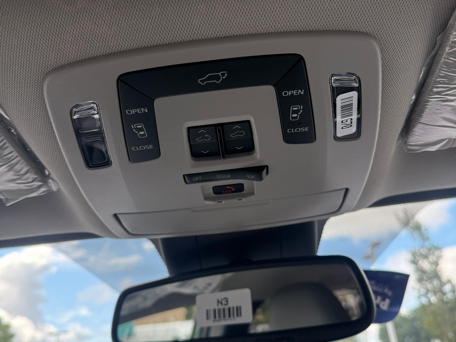 Green Toyota Sienna image number 14