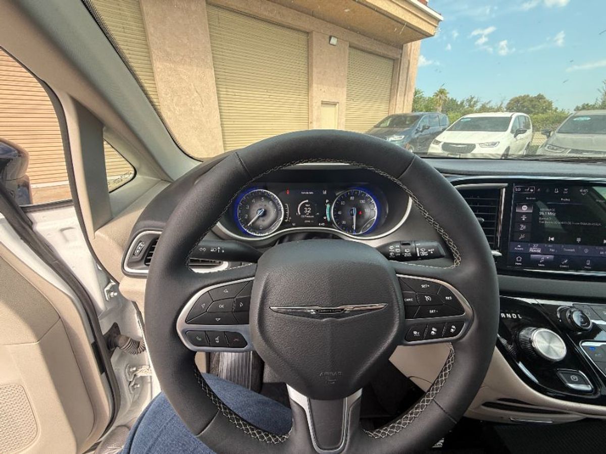 2024 CHRYSLER PACIFICA - Image 4