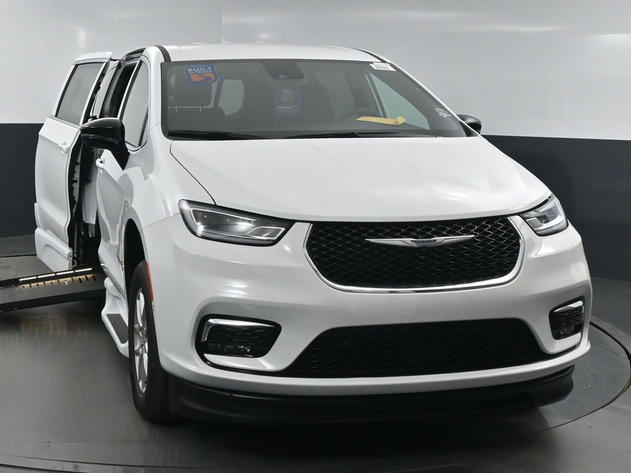 New 2025 Chrysler Pacifica Select Safety - BraunAbility Side Entry Entry Fold Out Automatic Ramp