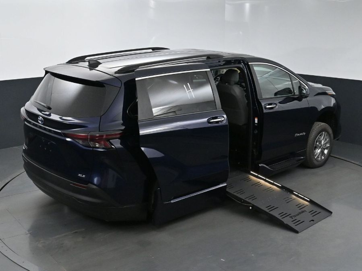 2025 TOYOTA SIENNA - Image 26