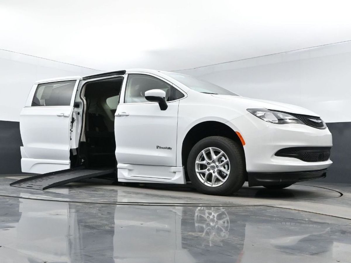 White Chrysler Voyager image number 9