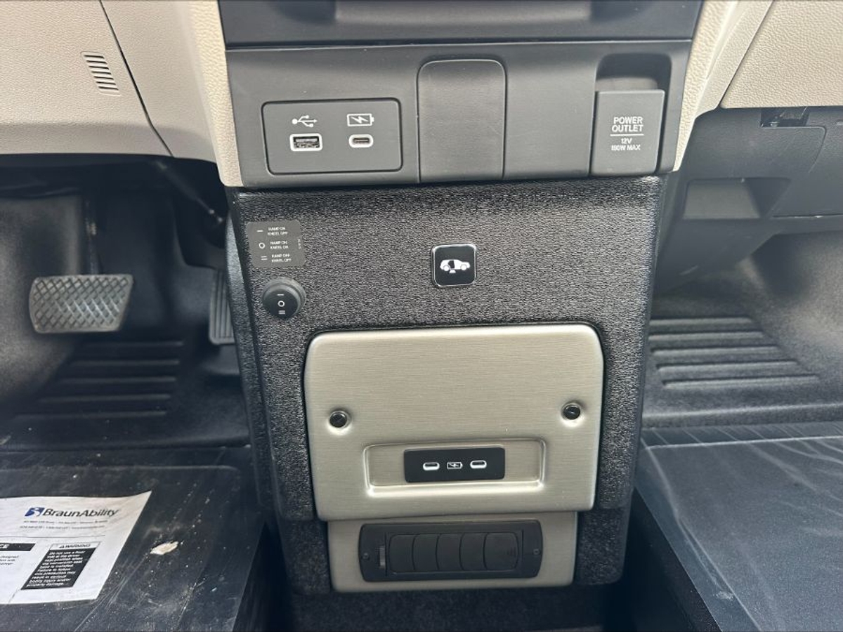 Red Honda Odyssey image number 22