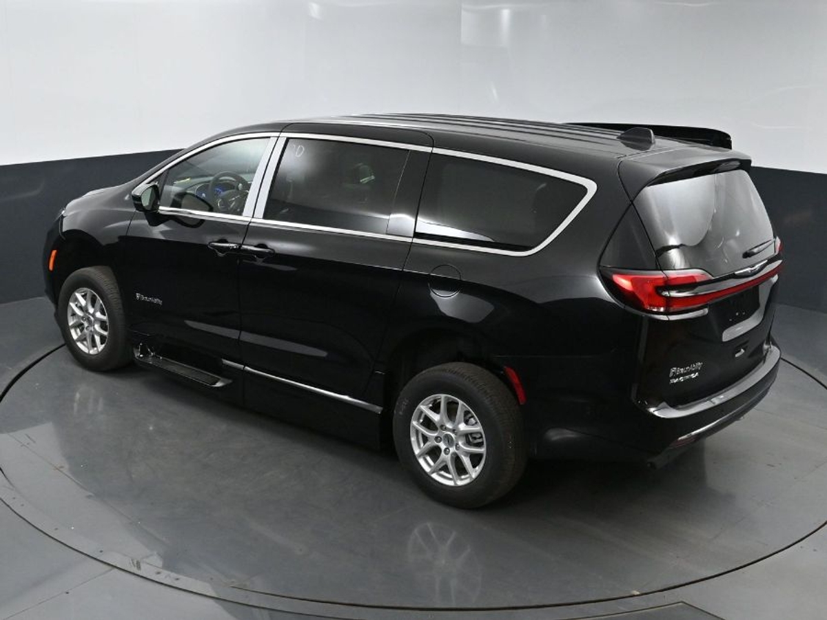 2025 CHRYSLER PACIFICA - Image 24