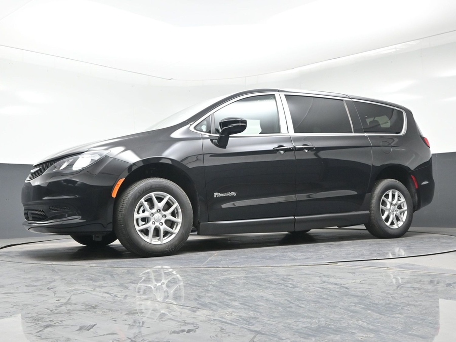Black Chrysler Voyager image number 16