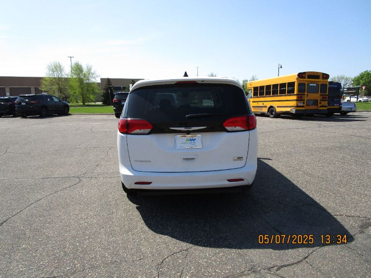 White Chrysler Voyager image number 4
