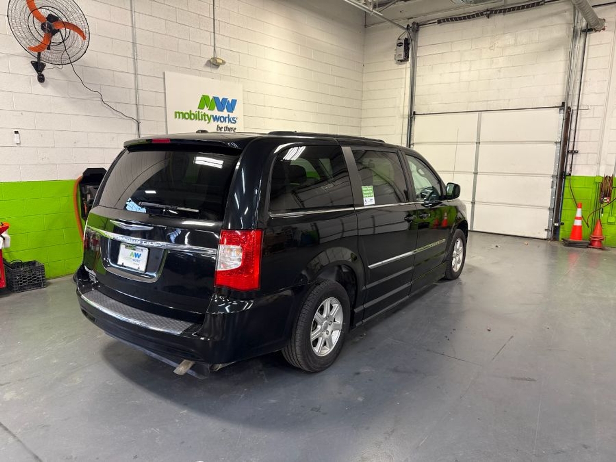 2011 CHRYSLER TOWN AND COUNTRY - Image 7