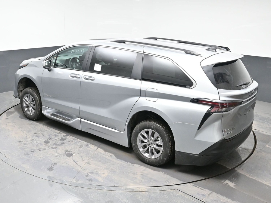 New 2025 Toyota Sienna Hybrid XLE Plus - BraunAbility Side Entry Entry Fold Out Automatic Ramp