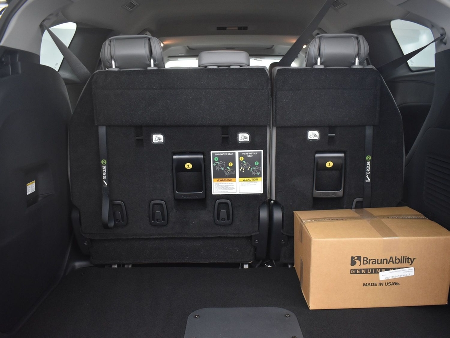 New 2025 Toyota Sienna Hybrid XLE Base - BraunAbility Side Entry Entry Fold Out Automatic Ramp