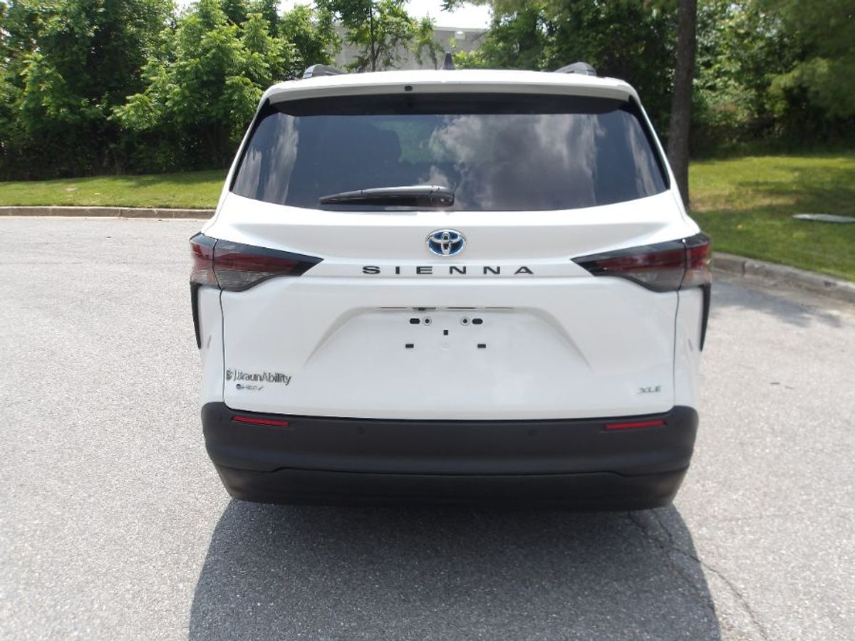 White Toyota Sienna image number 6