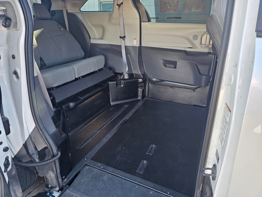 White Toyota Sienna image number 2