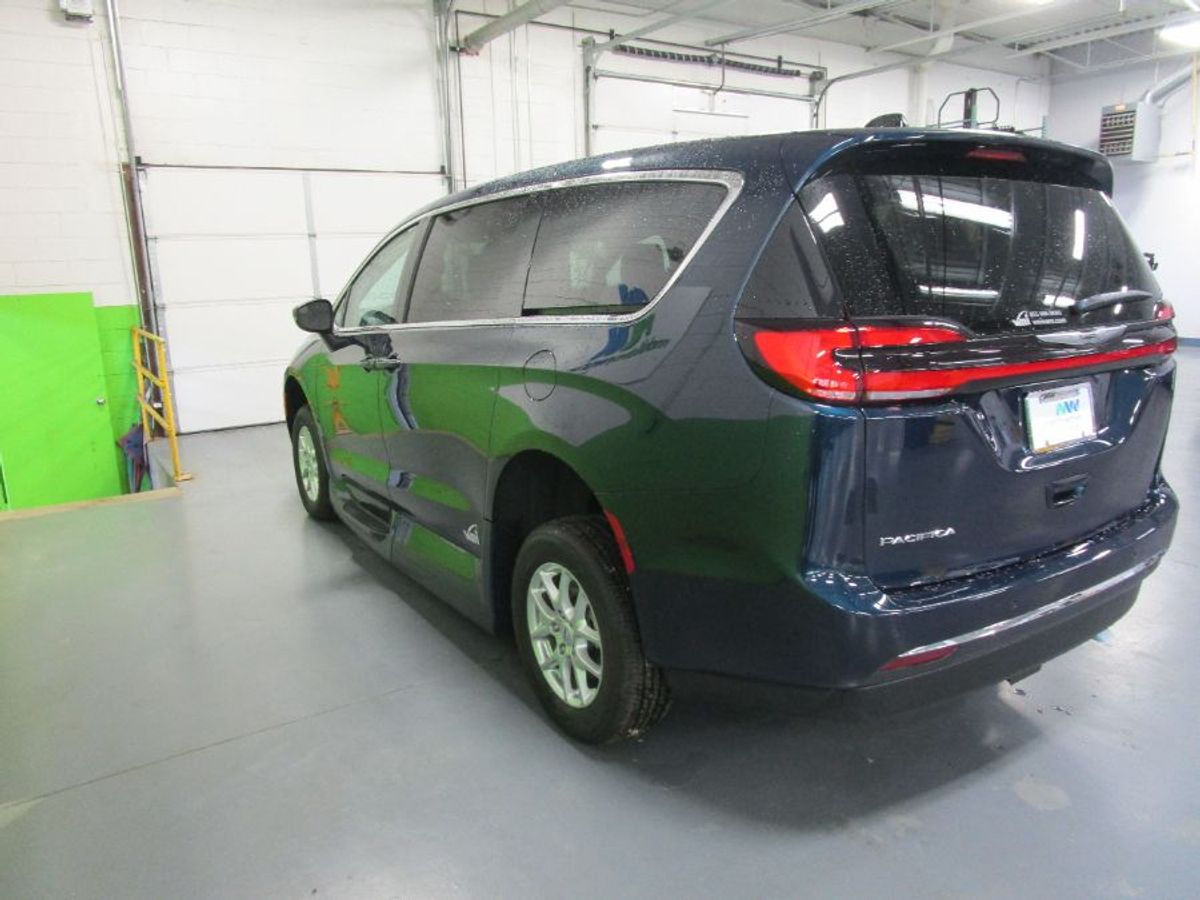 Blue Chrysler Pacifica image number 11