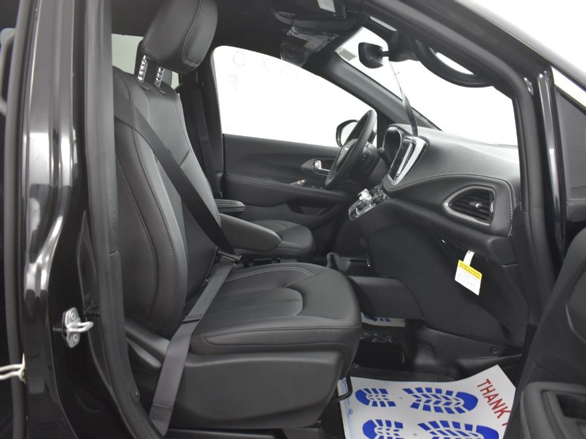 Black Chrysler Pacifica image number 8