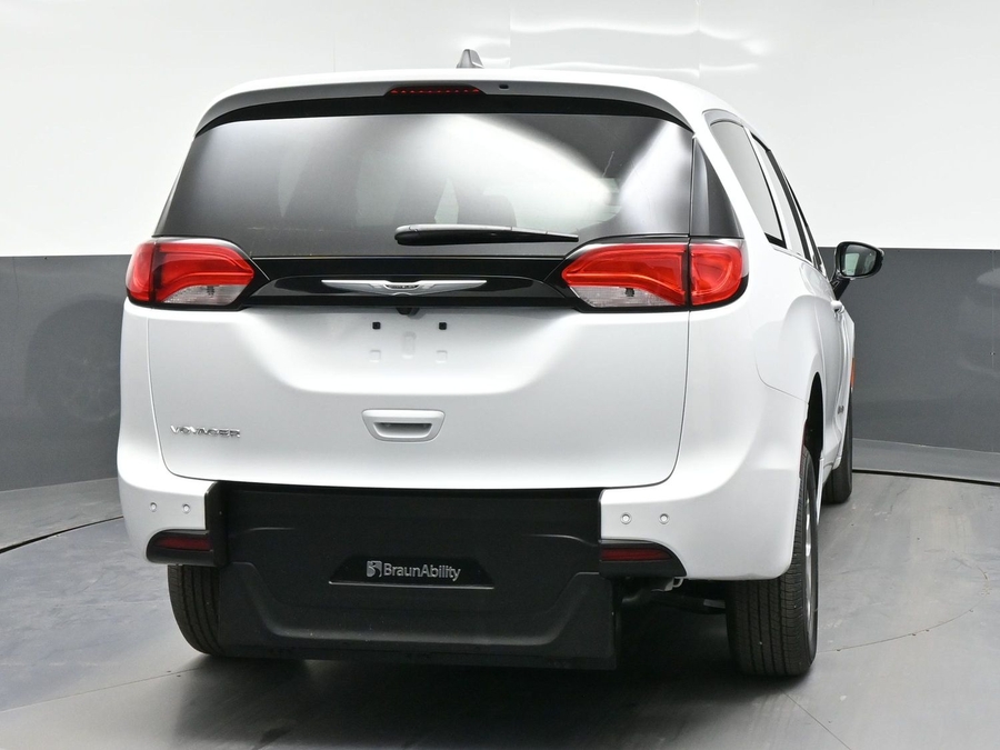 White Chrysler Voyager image number 3