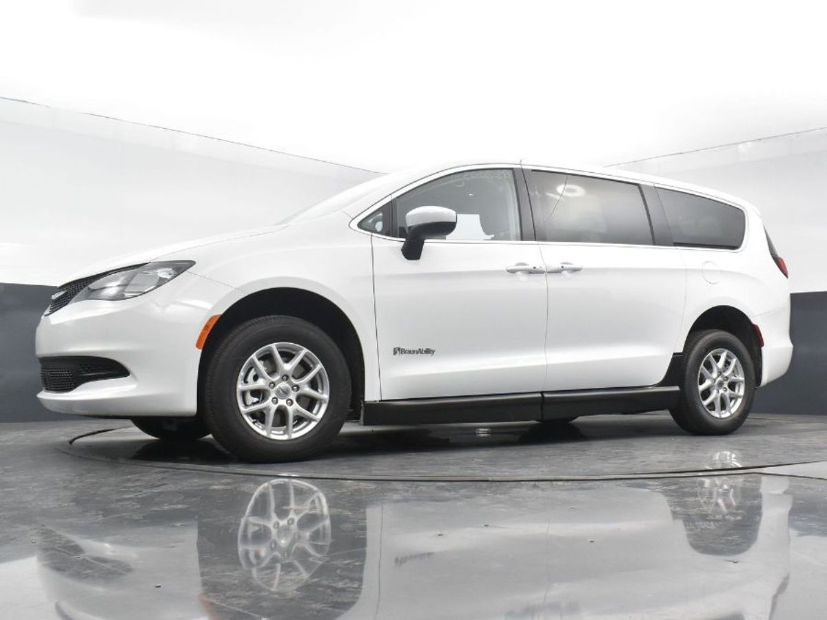 White Chrysler Voyager image number 22