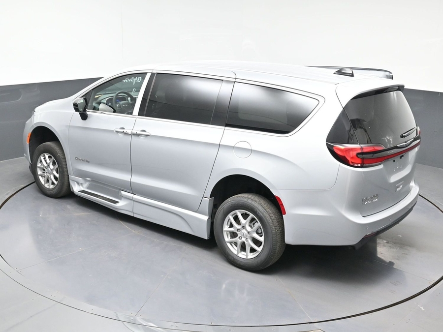 Silver Chrysler Pacifica image number 11