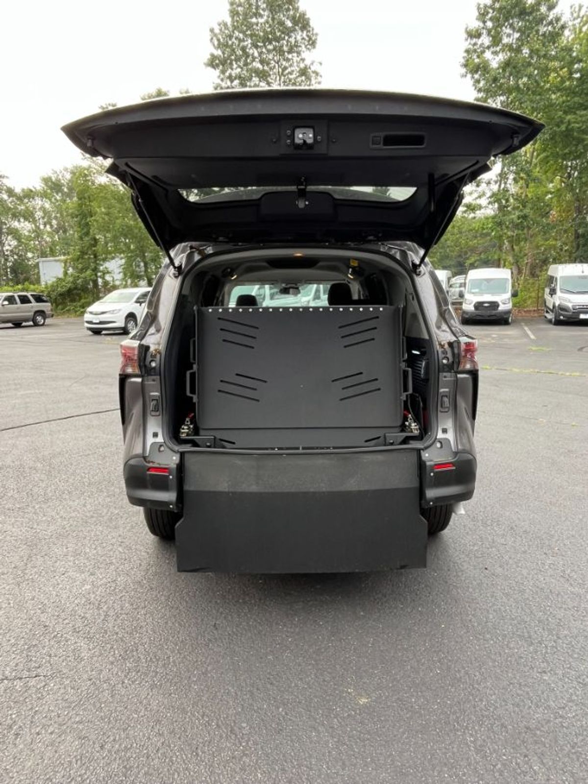 Grey Toyota Sienna image number 9