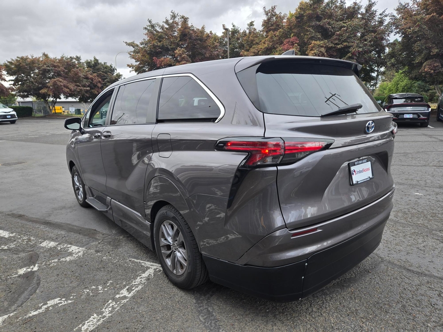 Used 2021 Toyota Sienna Hybrid LE - Vantage Mobility Commercial Side Entry In Floor Manual Ramp