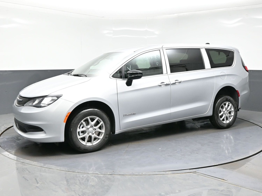 Silver Chrysler Voyager image number 2