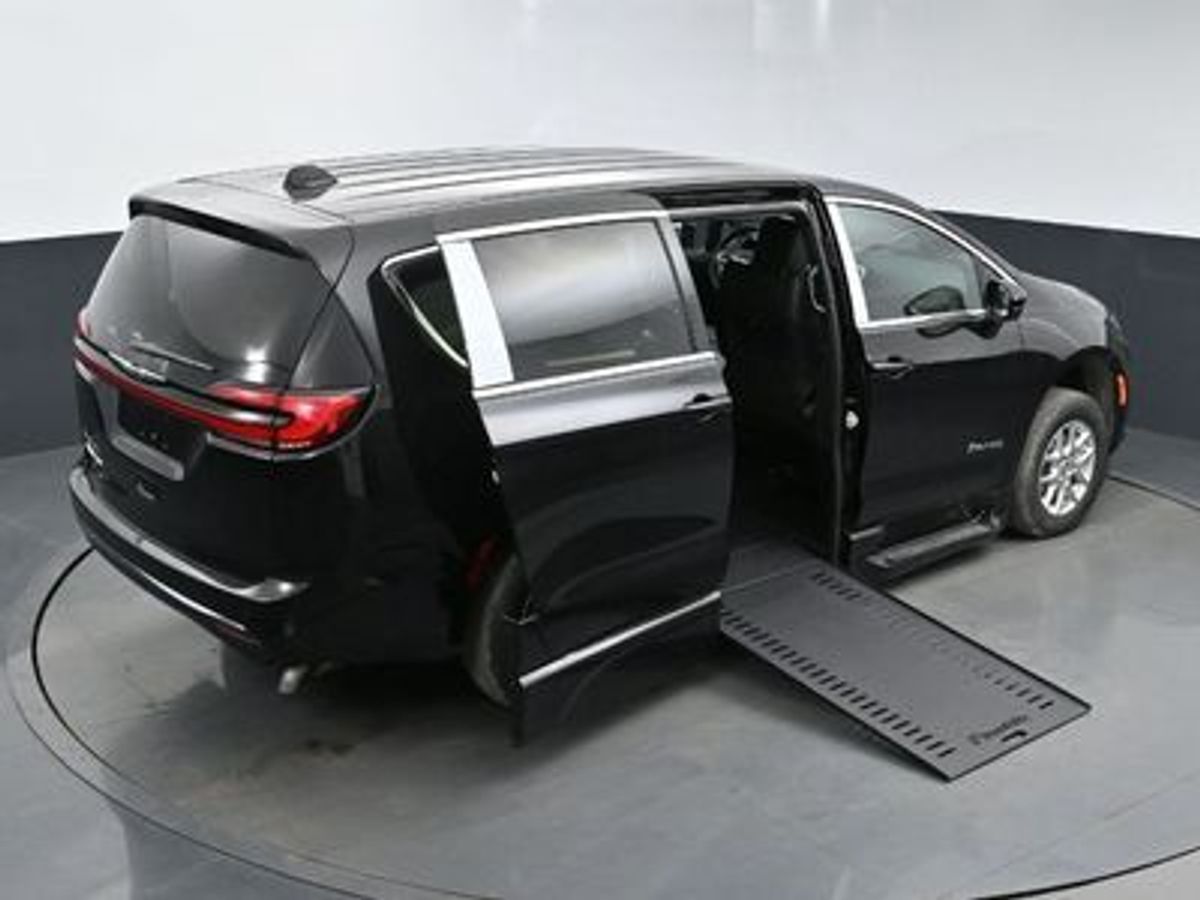 2025 Chrysler Pacifica Select - Photo 8