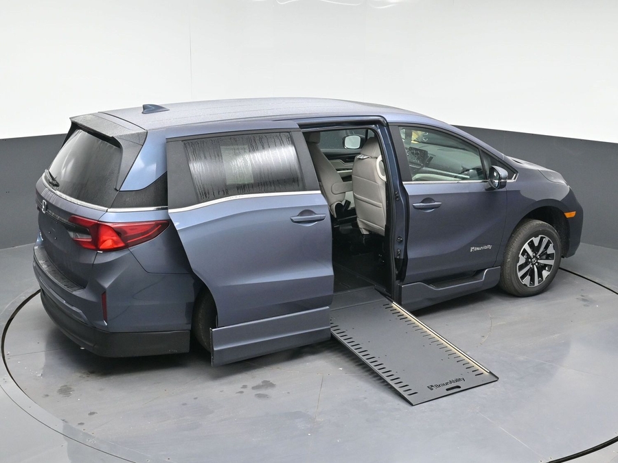 Blue Honda Odyssey image number 22