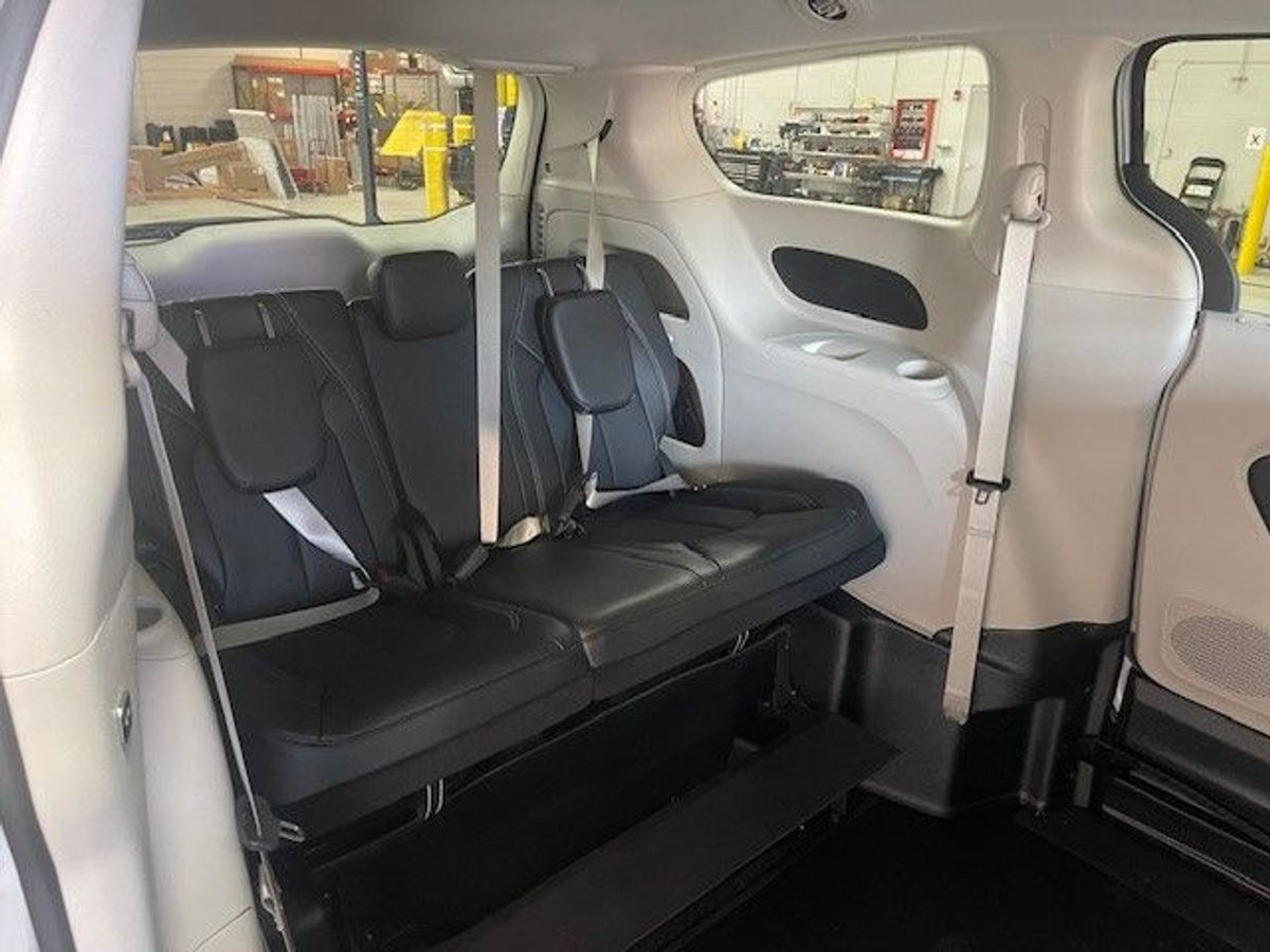 Silver Chrysler Pacifica image number 11