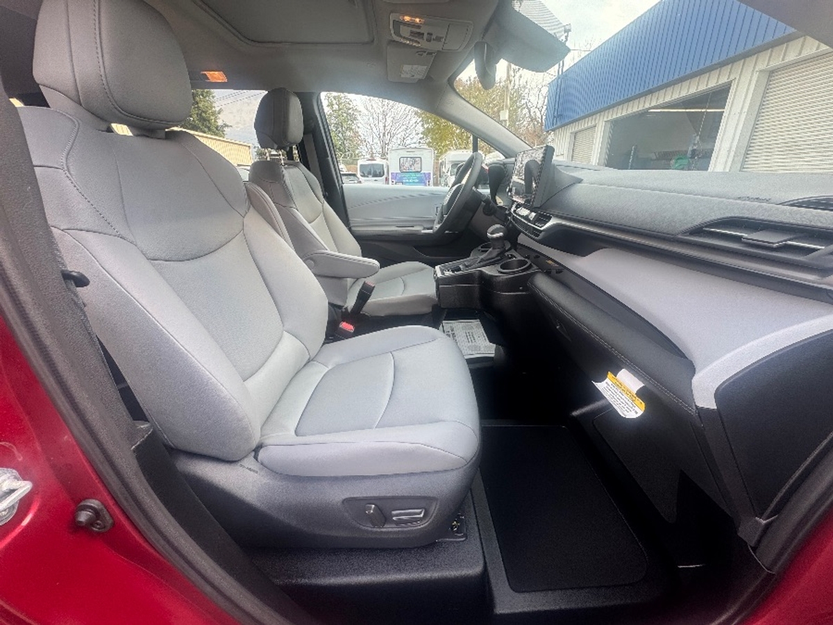 2025 TOYOTA SIENNA - Image 3