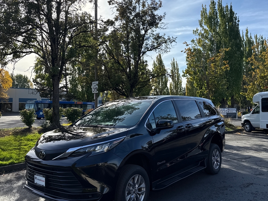 New 2026 Toyota Sienna Hybrid LE - BraunAbility Commercial Rear Entry Fold Out Manual Ramp