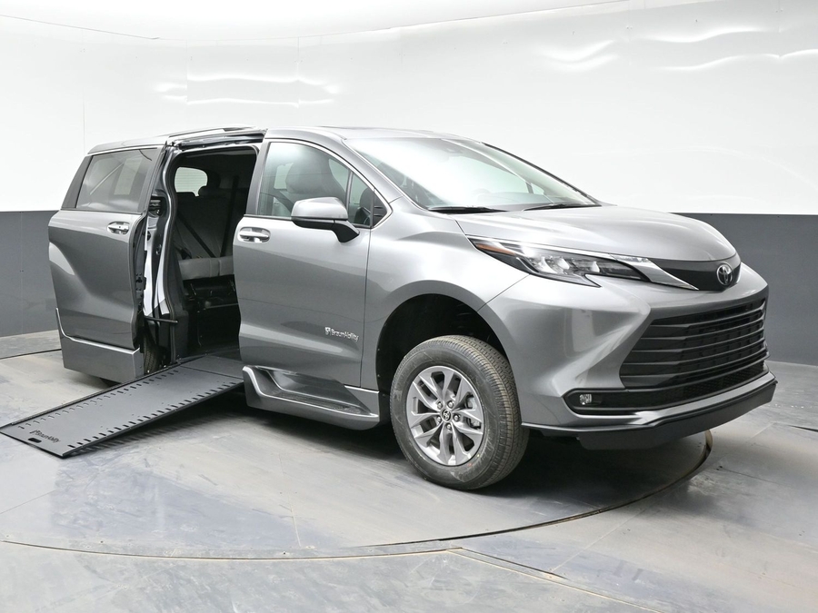 Grey Toyota Sienna image number 8