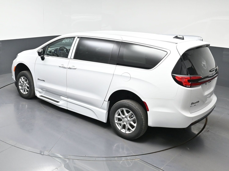 White Chrysler Pacifica image number 21