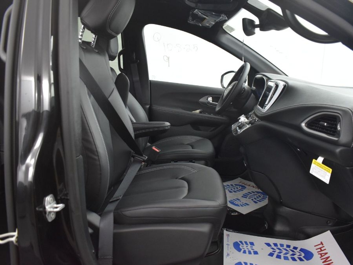 2025 CHRYSLER PACIFICA - Image 9