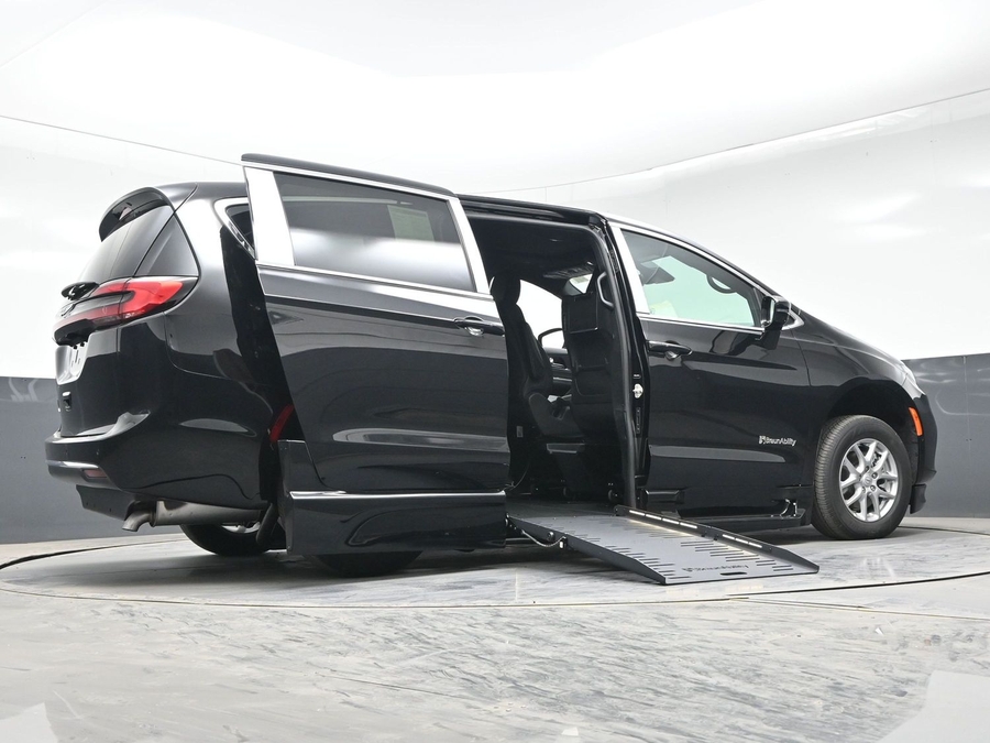 New 2026 Chrysler Pacifica Select Plus - BraunAbility Side Entry Entry Fold Out Automatic Ramp