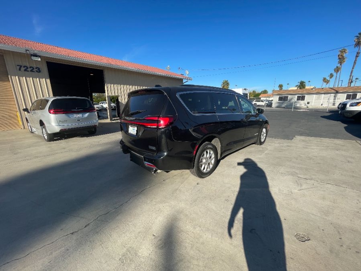 Black Chrysler Pacifica image number 5