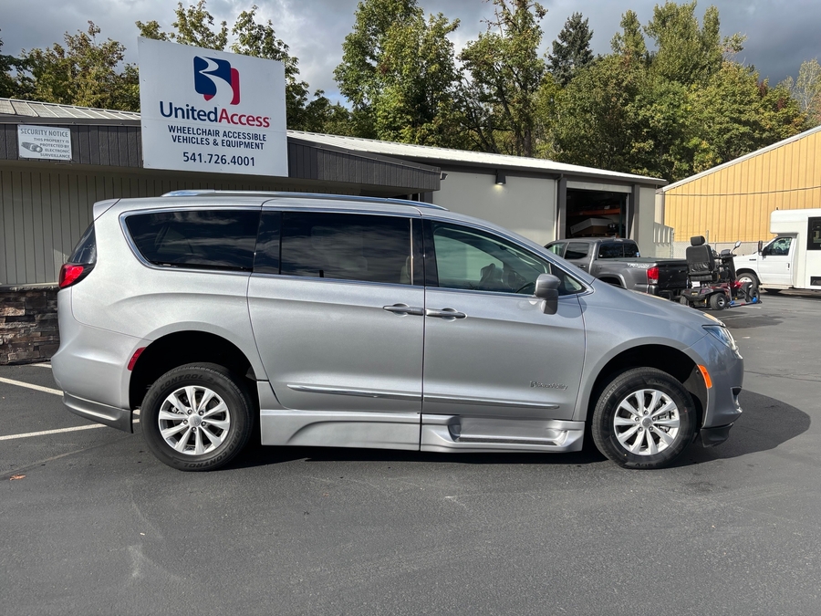Used 2018 Chrysler Pacifica Touring L - BraunAbility Side Entry Fold Out Automatic Ramp