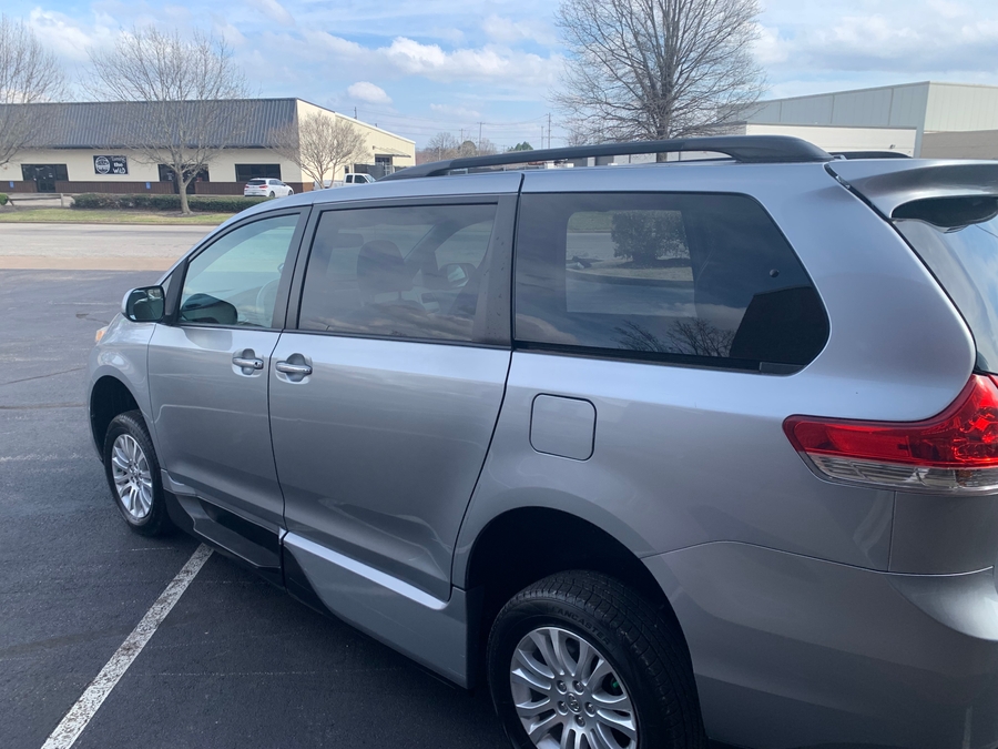 Used 2014 Toyota Sienna XLE - VMI Side Entry Entry In Floor Automatic Ramp