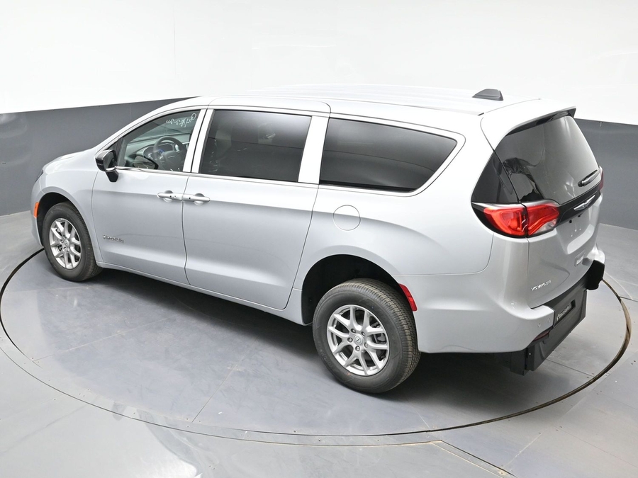 Silver Chrysler Voyager image number 11