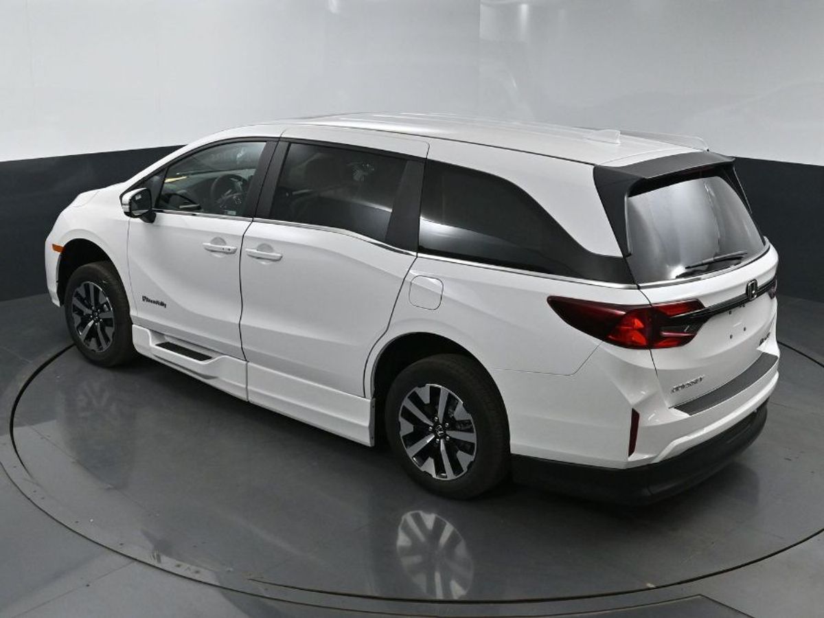 White Honda Odyssey image number 23