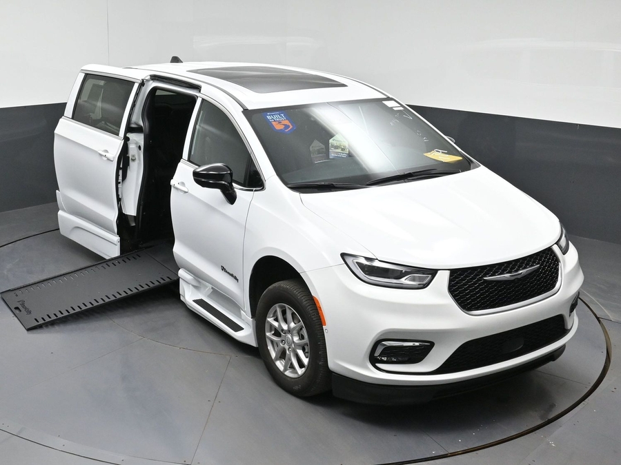 New 2026 Chrysler Pacifica Select Plus - BraunAbility Side Entry In Floor Automatic Ramp