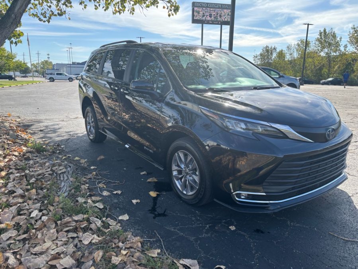 Black Toyota Sienna image number 9