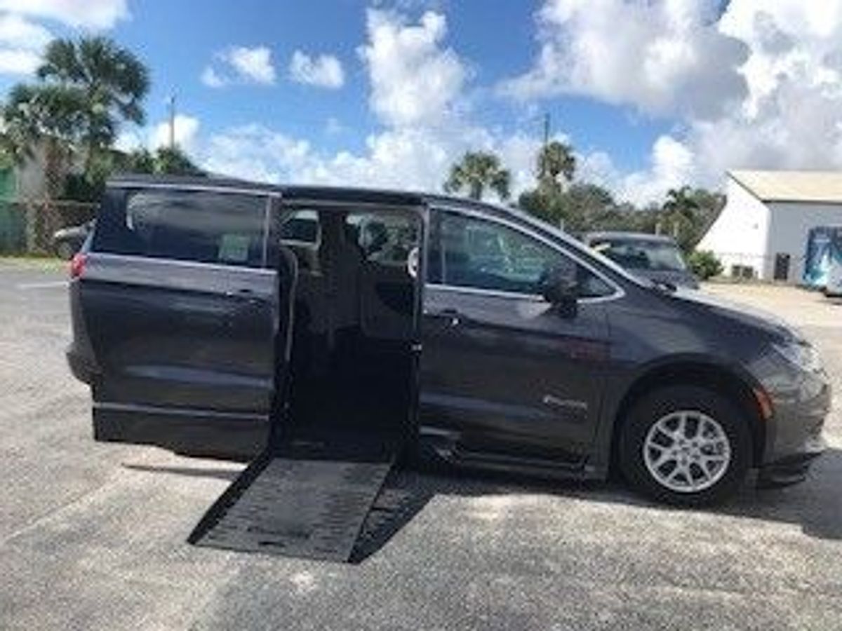 2023 CHRYSLER VOYAGER - Image 1