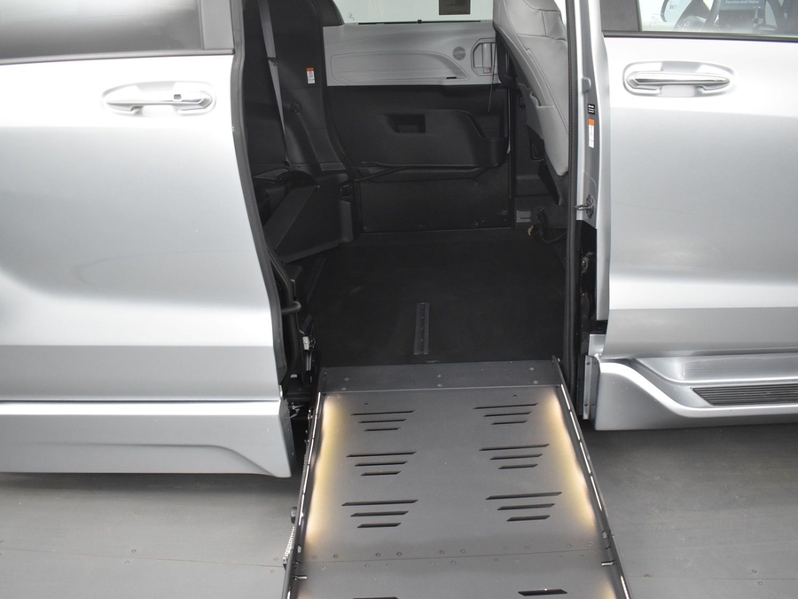 New 2025 Toyota Sienna Hybrid XLE Plus - BraunAbility Side Entry Entry Fold Out Automatic Ramp
