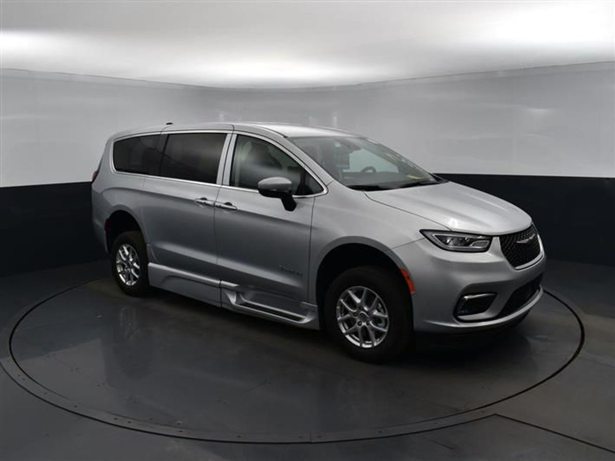 Silver Chrysler Pacifica image number 15