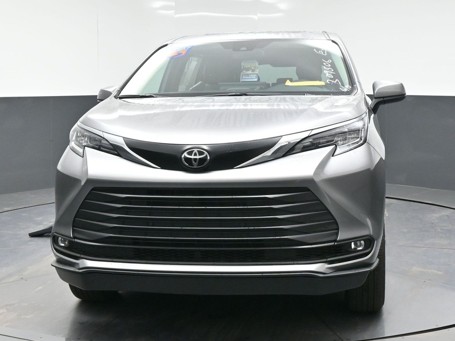 New 2026 Toyota Sienna Hybrid XLE Base - BraunAbility Side Entry Fold Out Automatic Ramp