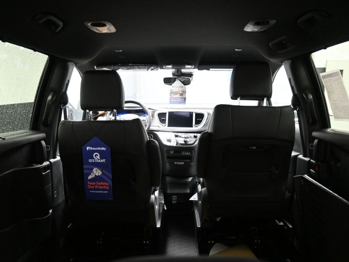 Black Chrysler Pacifica image number 11