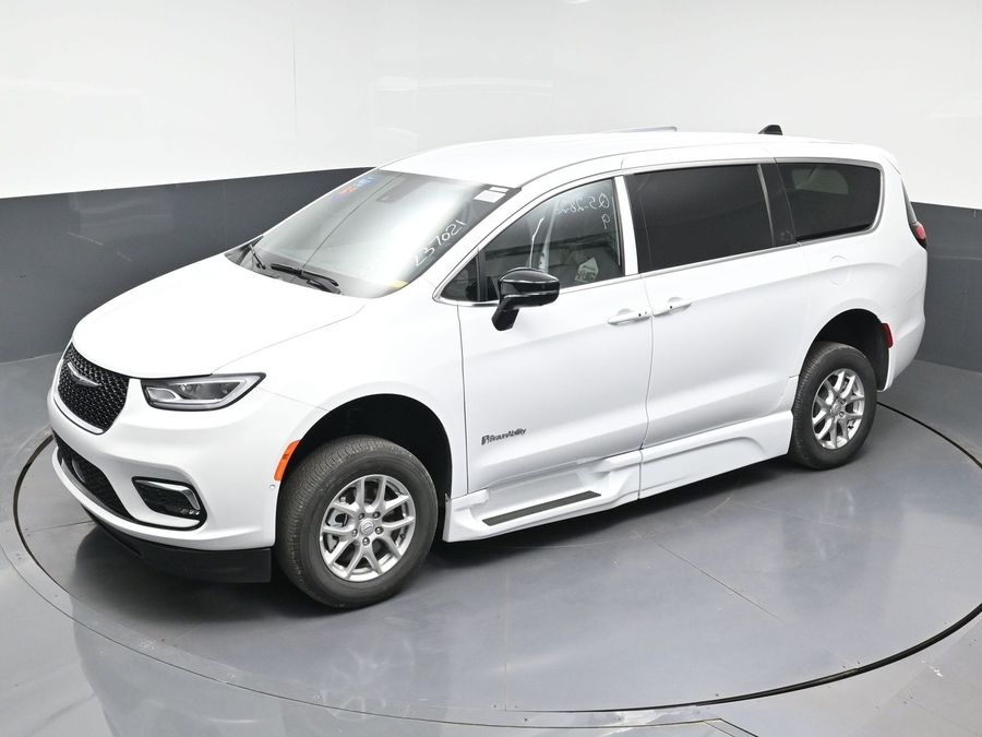 White Chrysler Pacifica image number 20