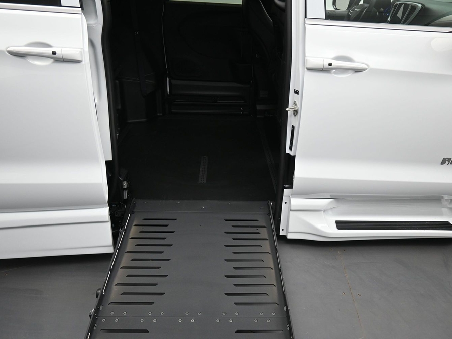 White Chrysler Pacifica image number 10